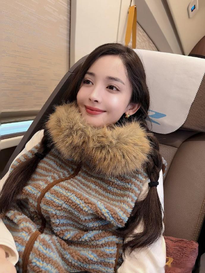 娜扎冬至自拍娜扎的自拍氛围感拉满！清透妆容搭配温柔眉眼，每一张都像画报，完全长