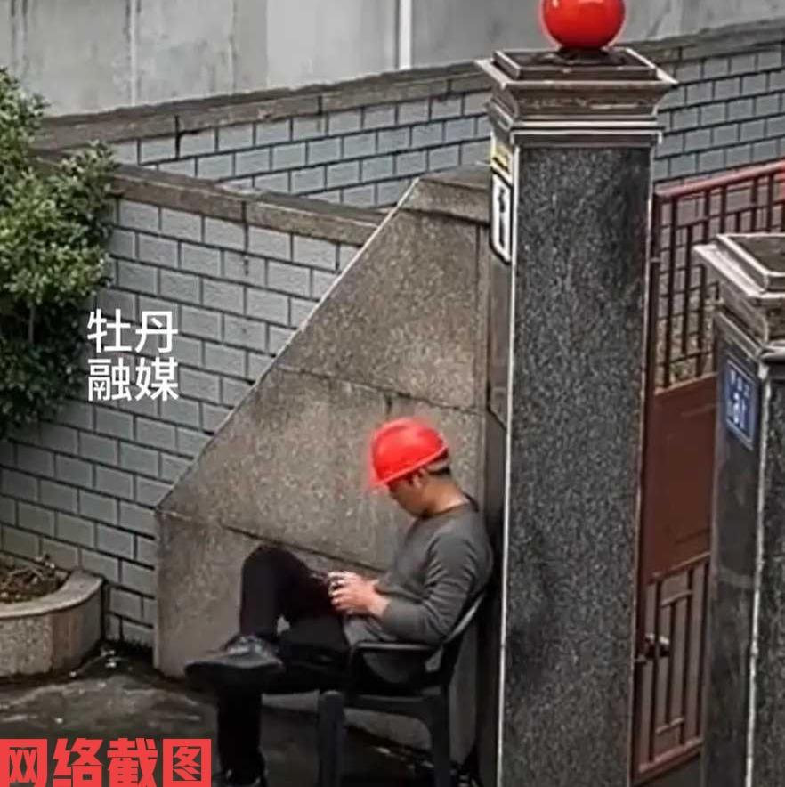 福建有位装修师傅男子，带着安全帽干活还遭遇到一幕难以想象的事情。这是男子在干