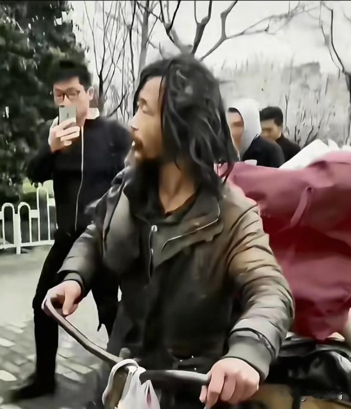 一个捡垃圾的流浪汉，摇身一变成为了流浪大师、著名文化学者，新晋带货达人，沈巍老师