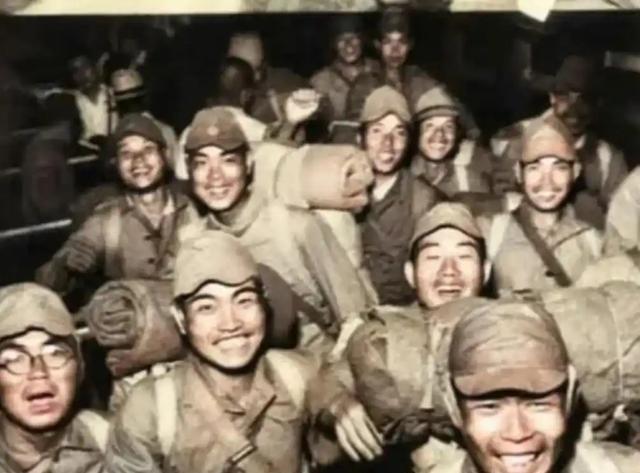 1946年11月，最后一艘遣返日本人的轮船开船前，负责遣返的李修业将军登上甲板，