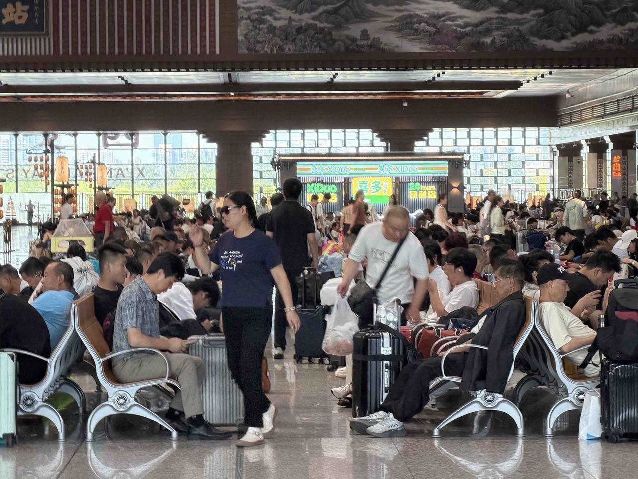 今天下午3点16分，我在西安站4B进站口，等待乘坐K2046次列车，准备前往东北