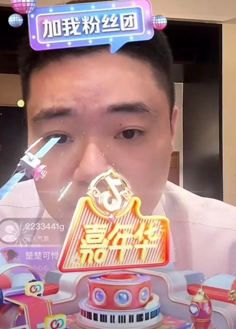 丁俊晖一个小时的直播，收入轻松过百万，这比打球要轻松得多。虽然丁俊晖一直在让大家