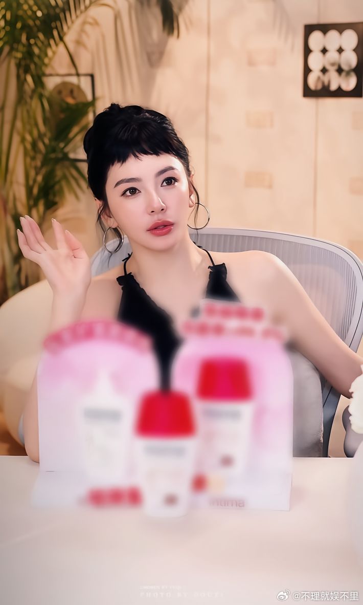 一开始我怀疑是发型的问题，到后来我怀疑是妆造的问题，直到我看了第10遍，才敢确定