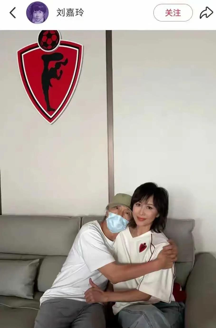 刘嘉玲和周星驰这感情也不行啊！都在香港，工作也不忙，看来也不经常见面。刘嘉玲发