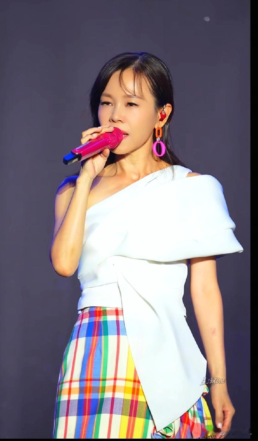 彭佳慧的苦，打小就刻在骨子里。五岁没了爹，亲妈生下她就改嫁，是爷爷拉着她和妹妹长