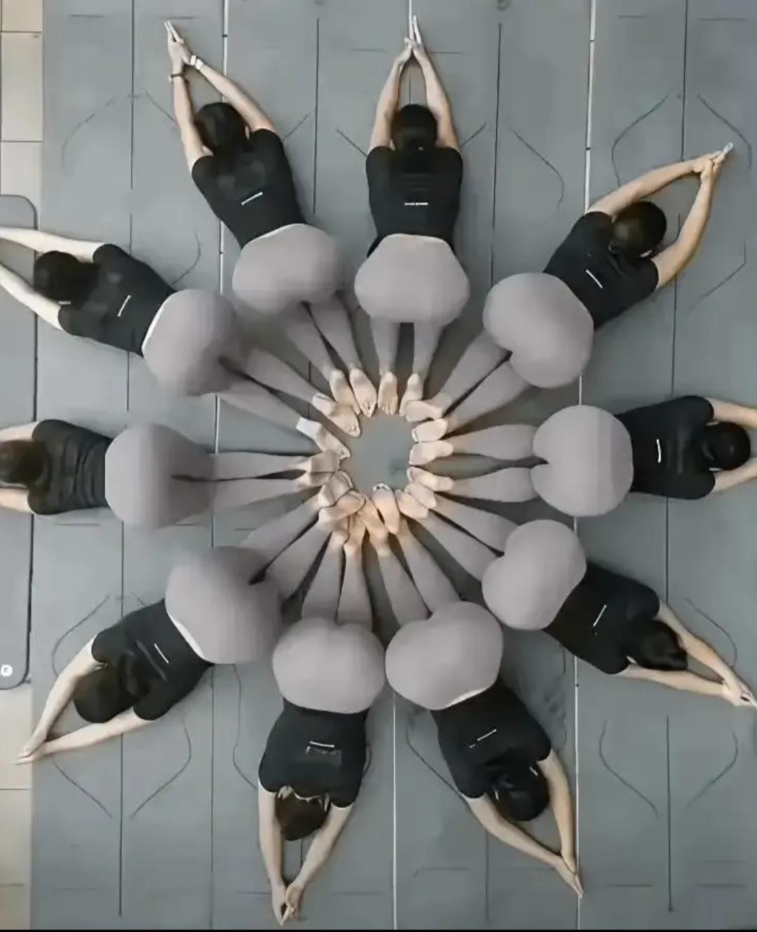 练瑜伽的女人就是韧性好要是你站她们中间，你会干嘛?