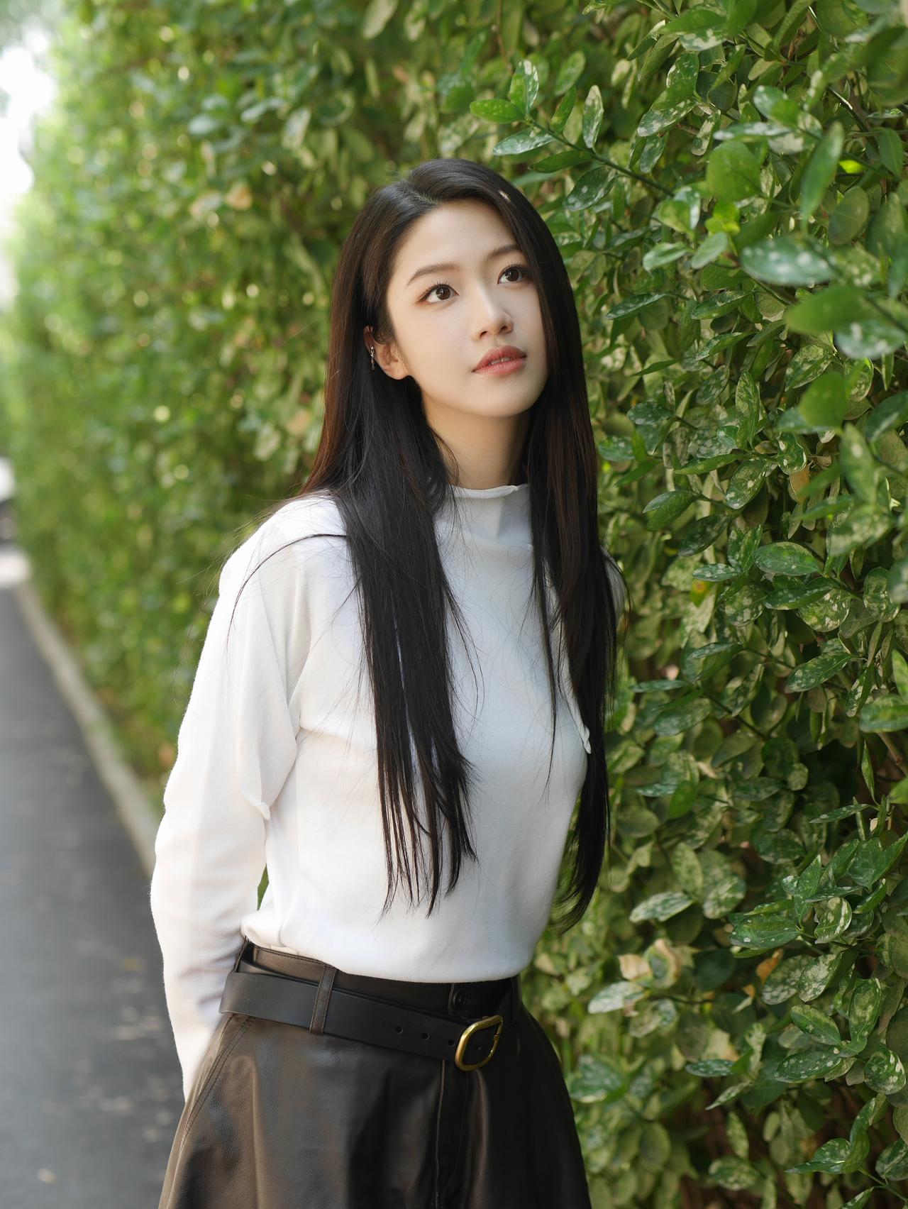 越简单越高级！向涵之这身黑白配穿搭公式，普通女孩也能轻松抄作业。✔️上紧下松