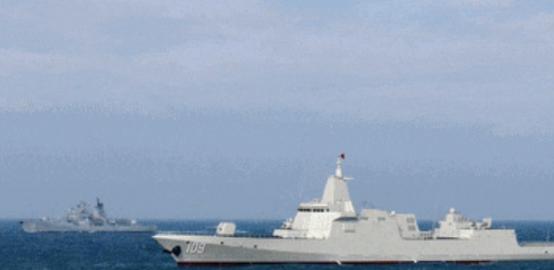 两个好消息献给中国军迷朋友了！第一个：我国海军的10艘万吨大驱罕见“齐聚”亮相了