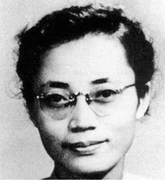 1950年，被折磨到体无完肤的萧明华，听闻敌人要枪自己。突然，抬头说：“我可以招