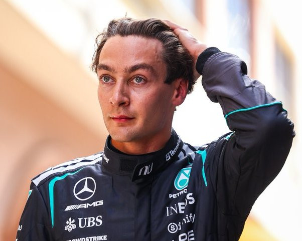 f1由于未正确执行此前的处罚，拉塞尔被追加判罚通过维修区。。太惨了！2026f