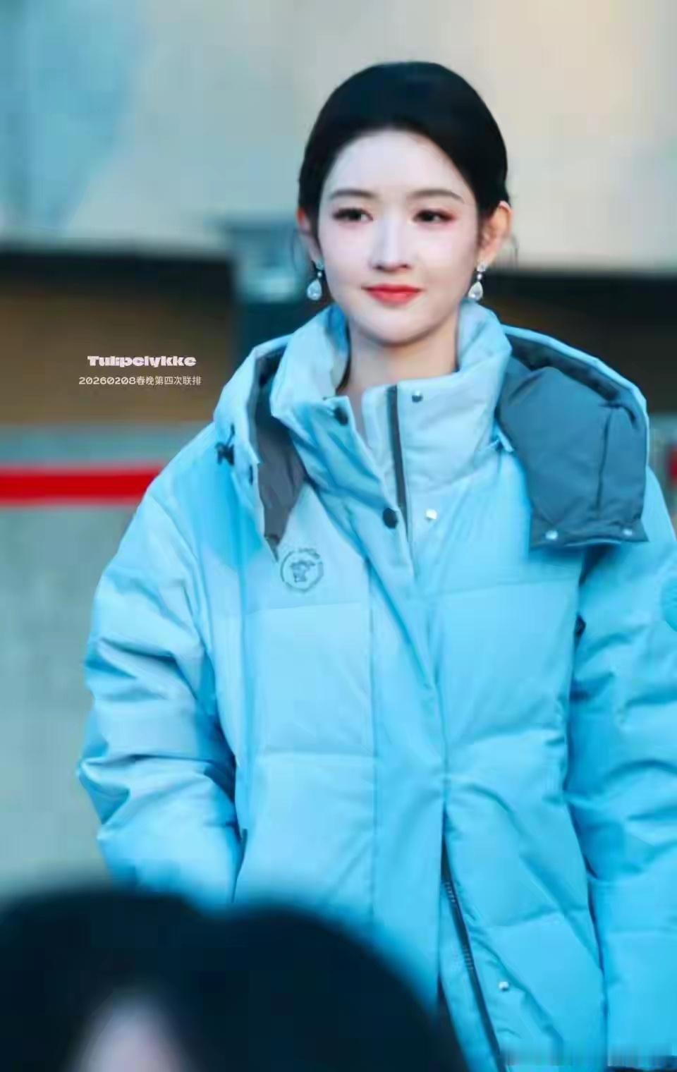 王玉雯现身北京！“粉色缎面长裙”春晚彩排，底盘发慵懒又贵气