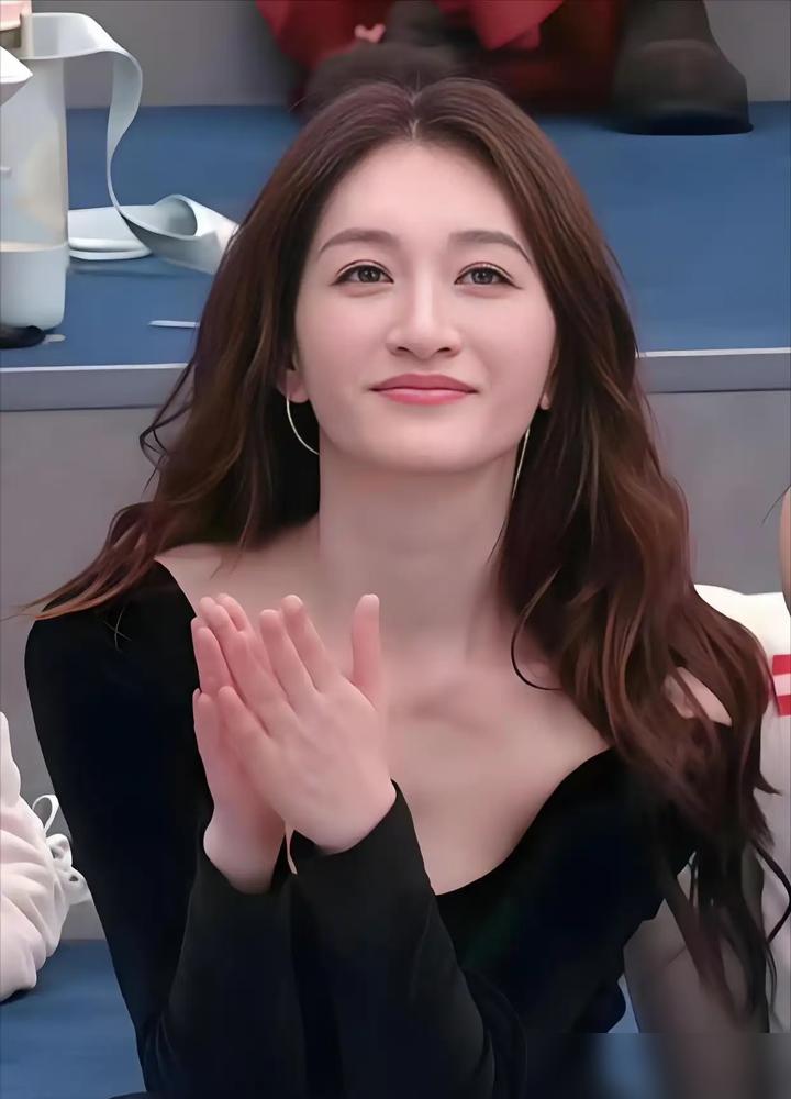 我告诉你，李小冉根本不是清高。她只是把所有筹码，全都押在了一张脸上和一身本事上。