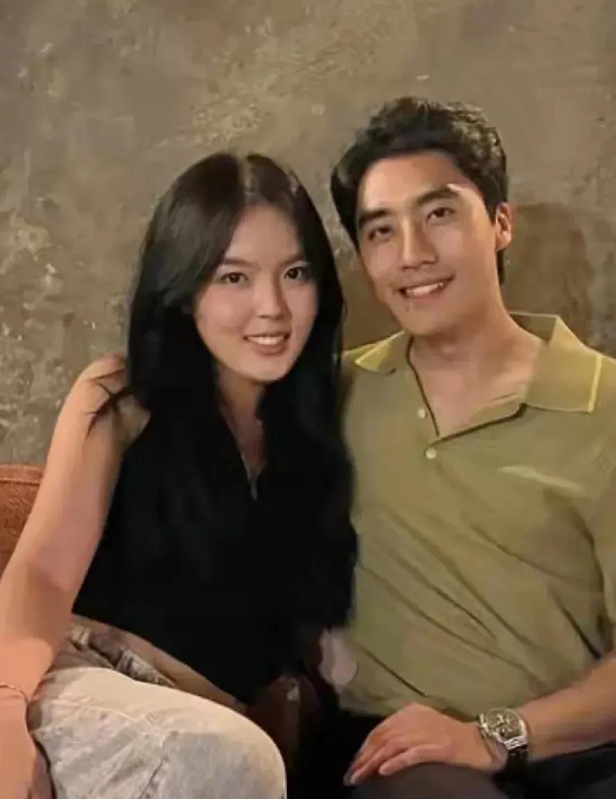 大家还记得央视著名主持人李咏吗，他以开开这个世界好多年了，如今他的女儿在妈妈的陪
