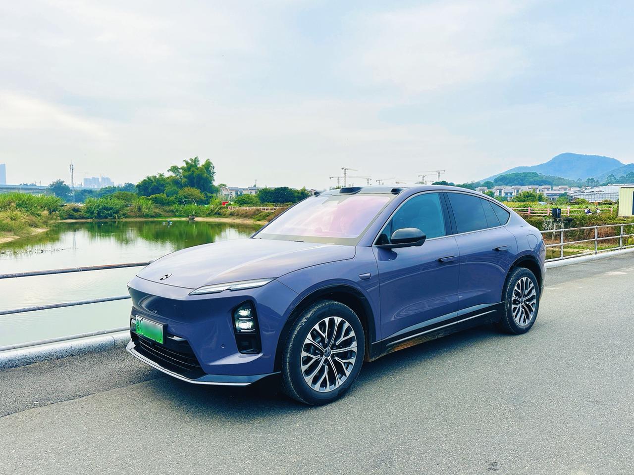 我在朋友圈发了一张试驾蔚来EC6的照片，一个竞争品牌的销售看到给我打电话，说看到