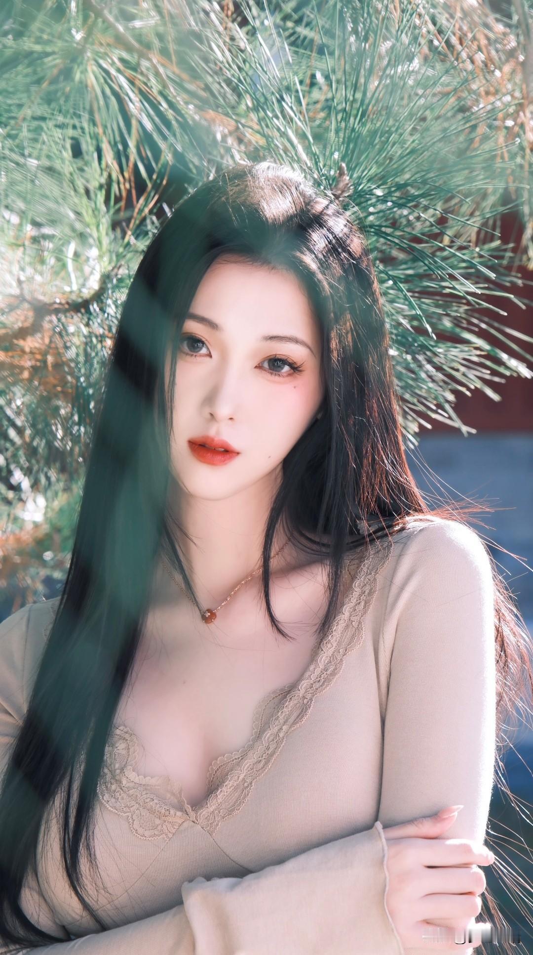 庭院中的仙子，红唇轻启，自然光洒落，美得令人窒息。