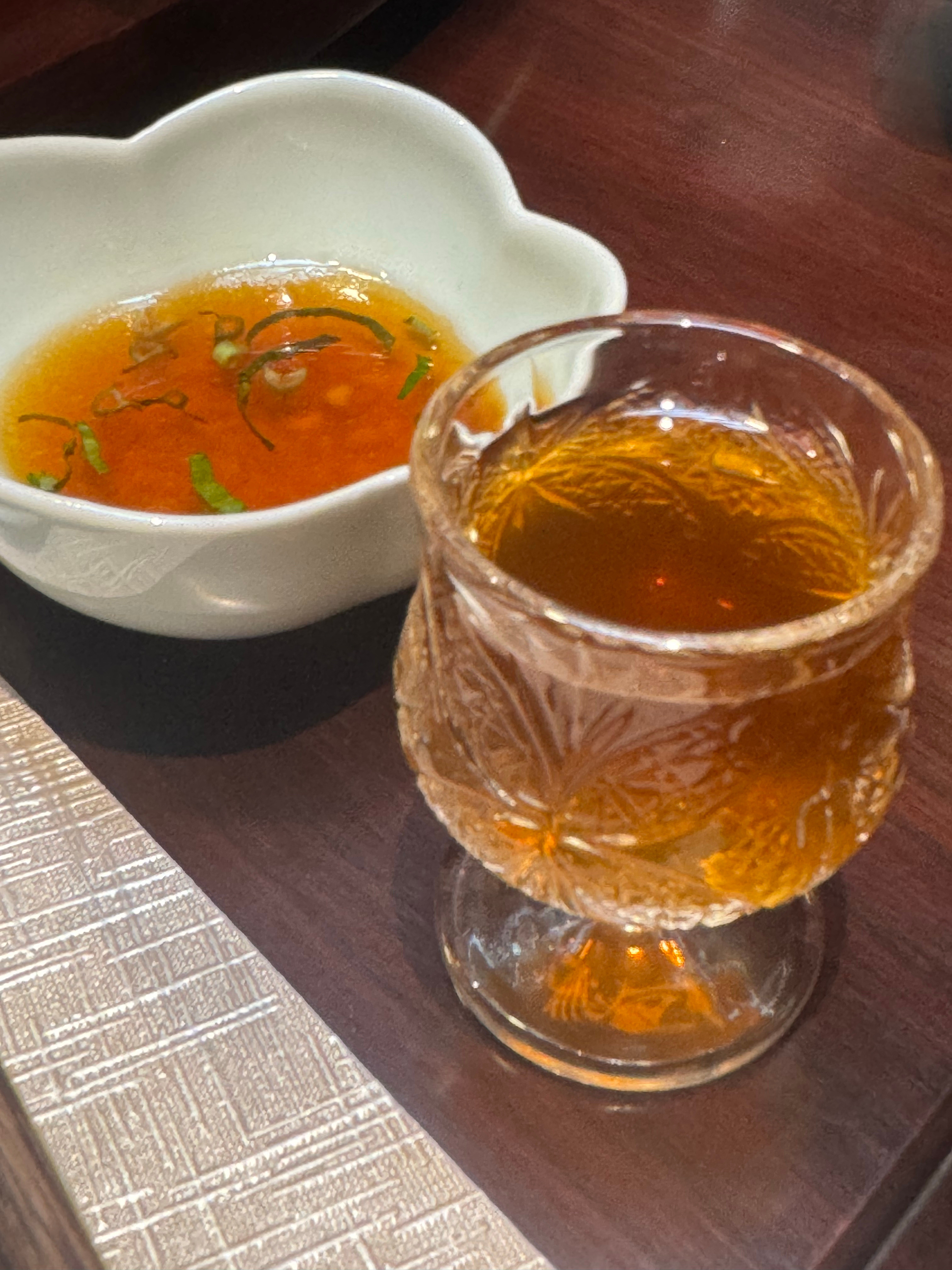 这山林里的菌菇火锅可是极好，配上普洱茶酒更是点睛​​​