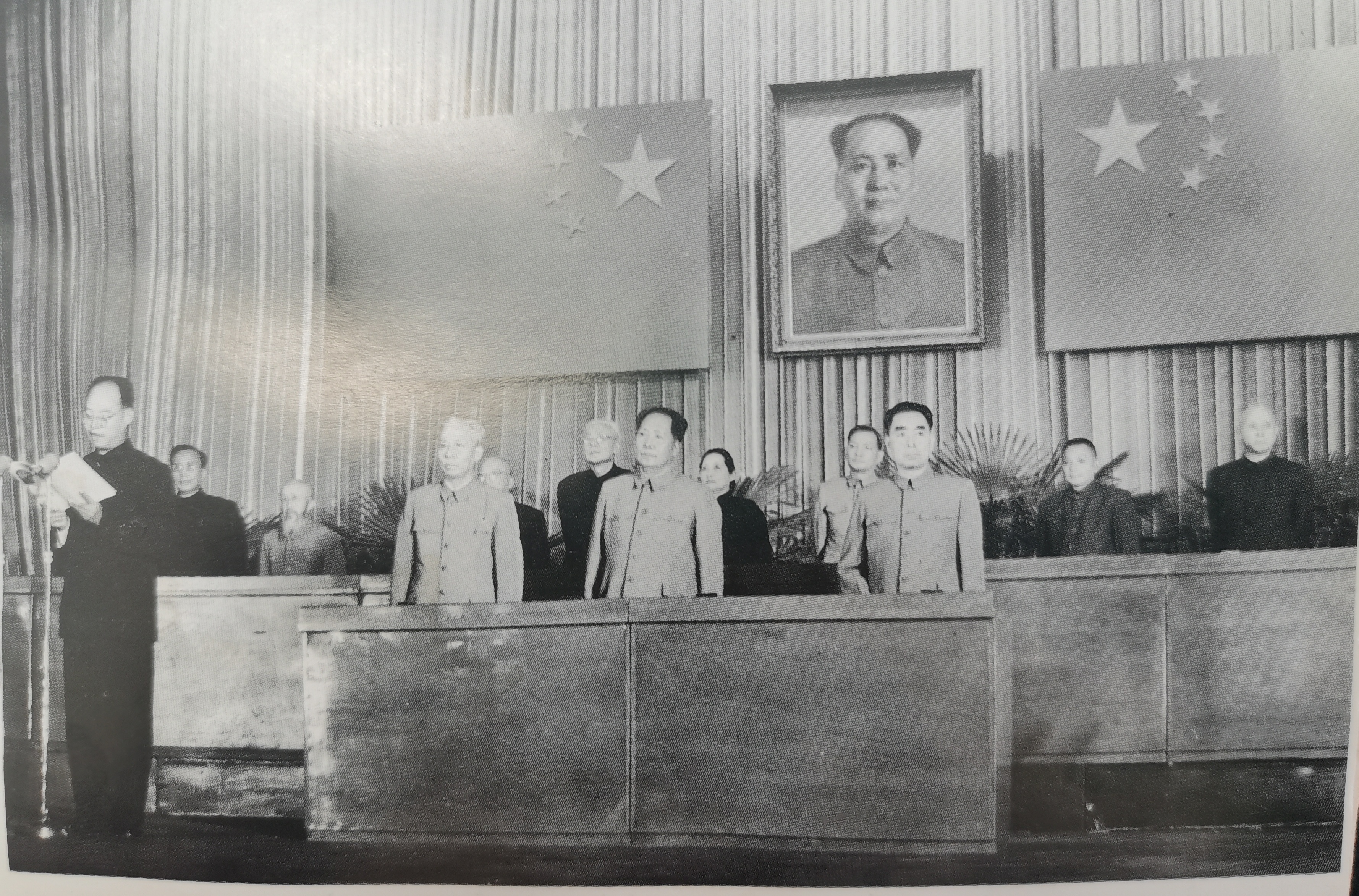 1955年大授衔主席台，毛主席、刘少奇和周总理坐在前面，怎么少了朱老总，朱老总是