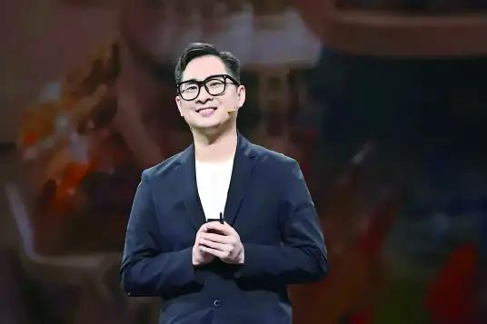 原来他是赵一鸣创始人，一个安徽芜湖人，19岁扛着铁锅炒花生，37岁把公司送到港交