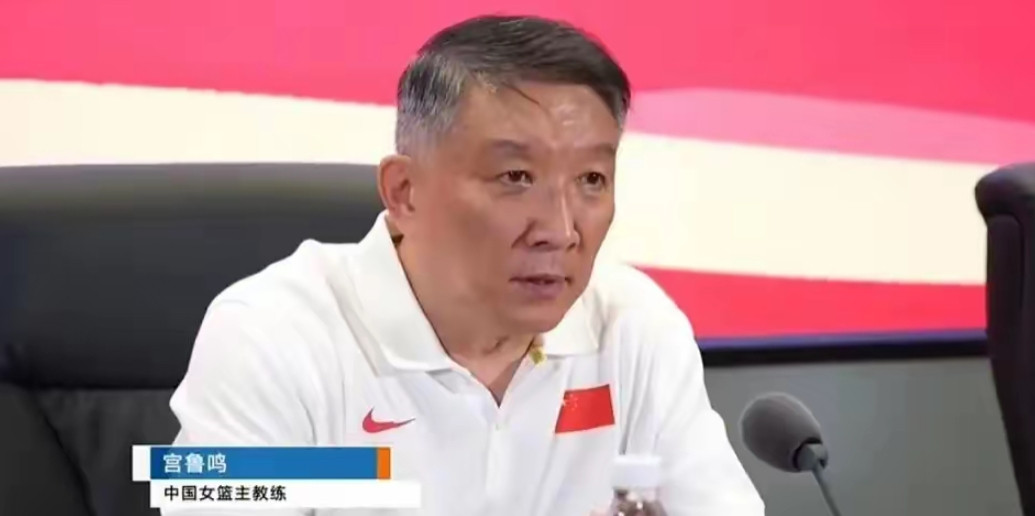 宫鲁鸣应该非常无奈，和李梦闹翻也就算了，最让他无奈的是，他真的拿不准，怎么去