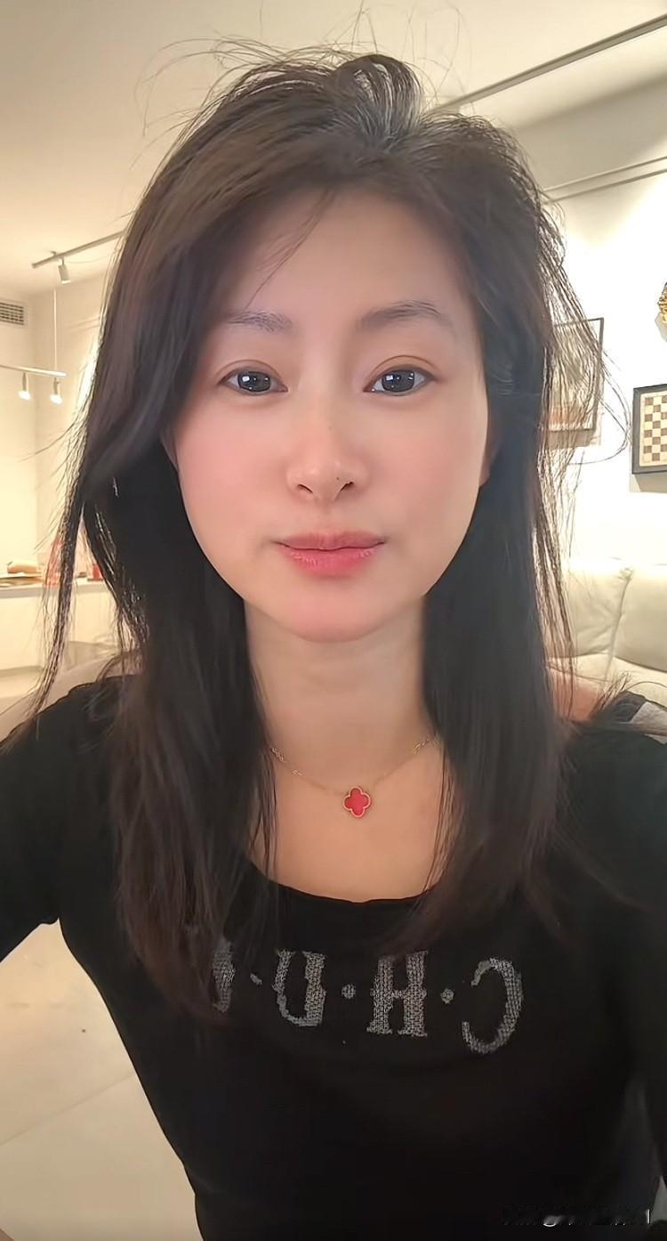 “场子姐”这人过于精明，是个狠角色！普通人还是少关注这种人，最好拉黑。最近网