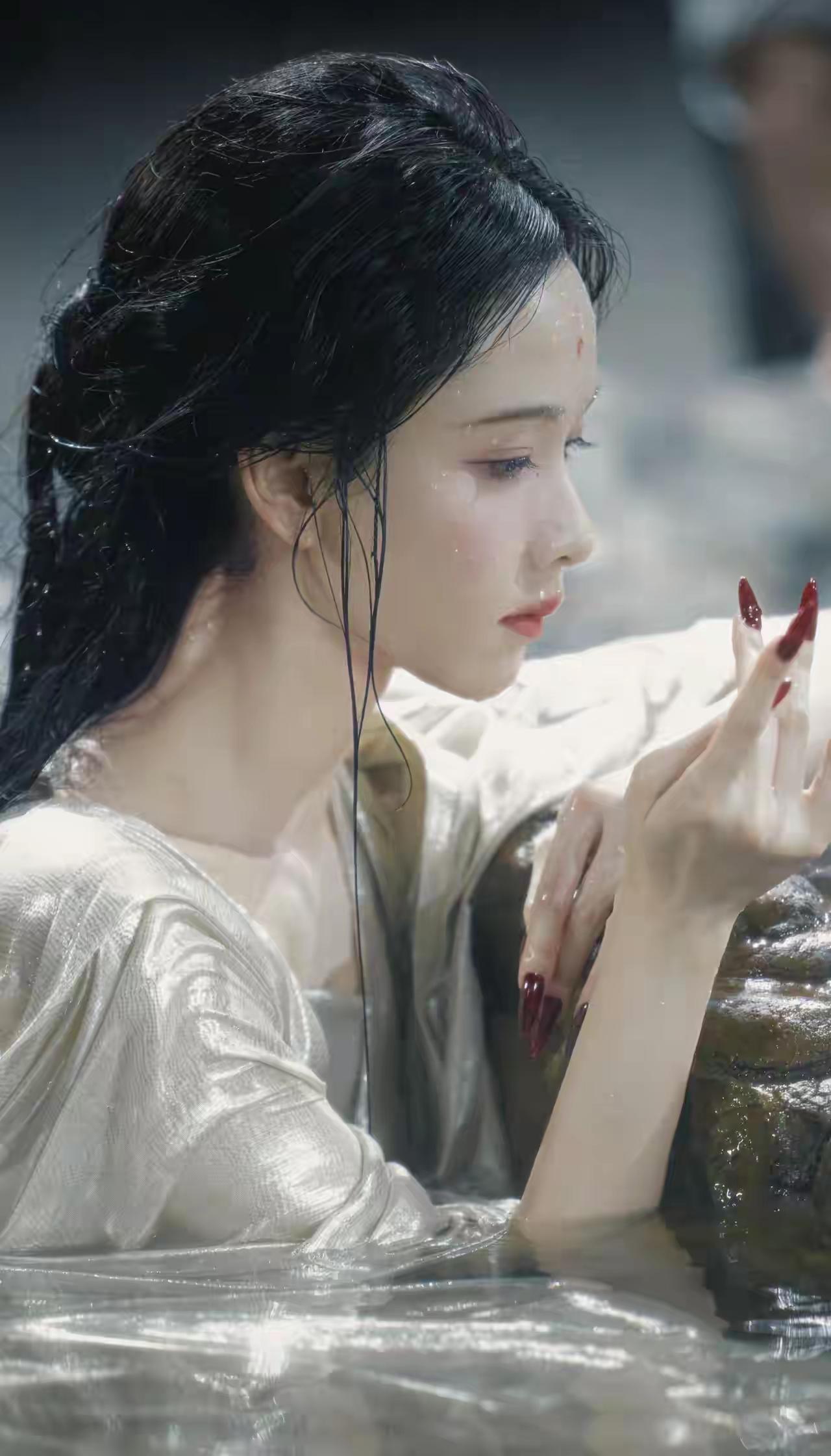 陈都灵，一袭白衣，半盏清欢，眉眼间是藏不住的东方诗意。或执笔绘春，或轻纱遮面，