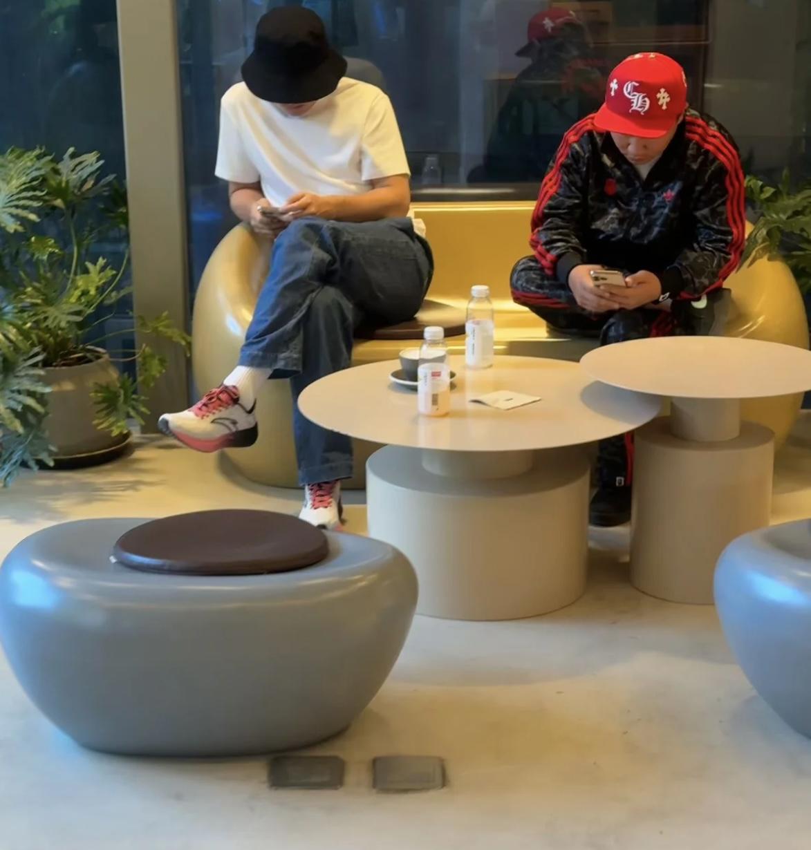 贾乃亮喝咖啡，李小璐带着女儿坐车里等他。网友在798咖啡厅偶遇贾乃亮喝...