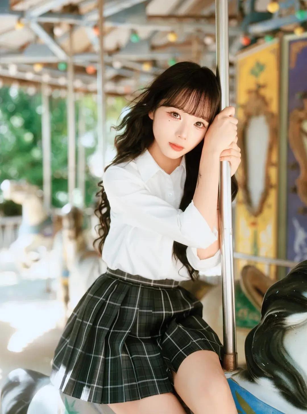 老旧的游乐园，回忆儿时的时光看看气质女神的穿着搭配吧