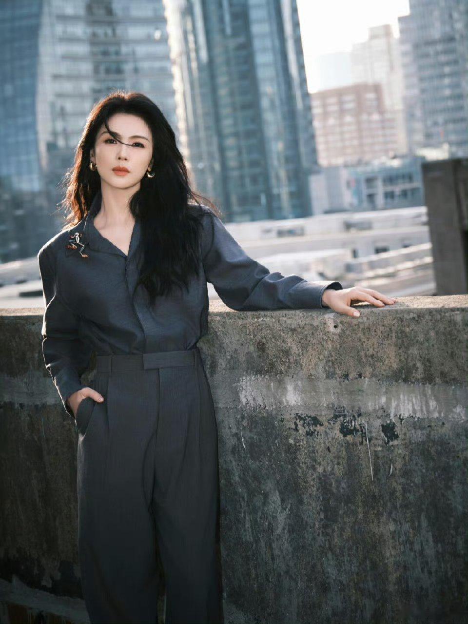 刘涛这一身西装造型好国泰民安的感觉好美