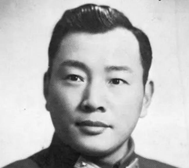 1949年，宋希濂被俘，盯着对面那个27岁的解放军团长，忍不住问：“你是军长还是