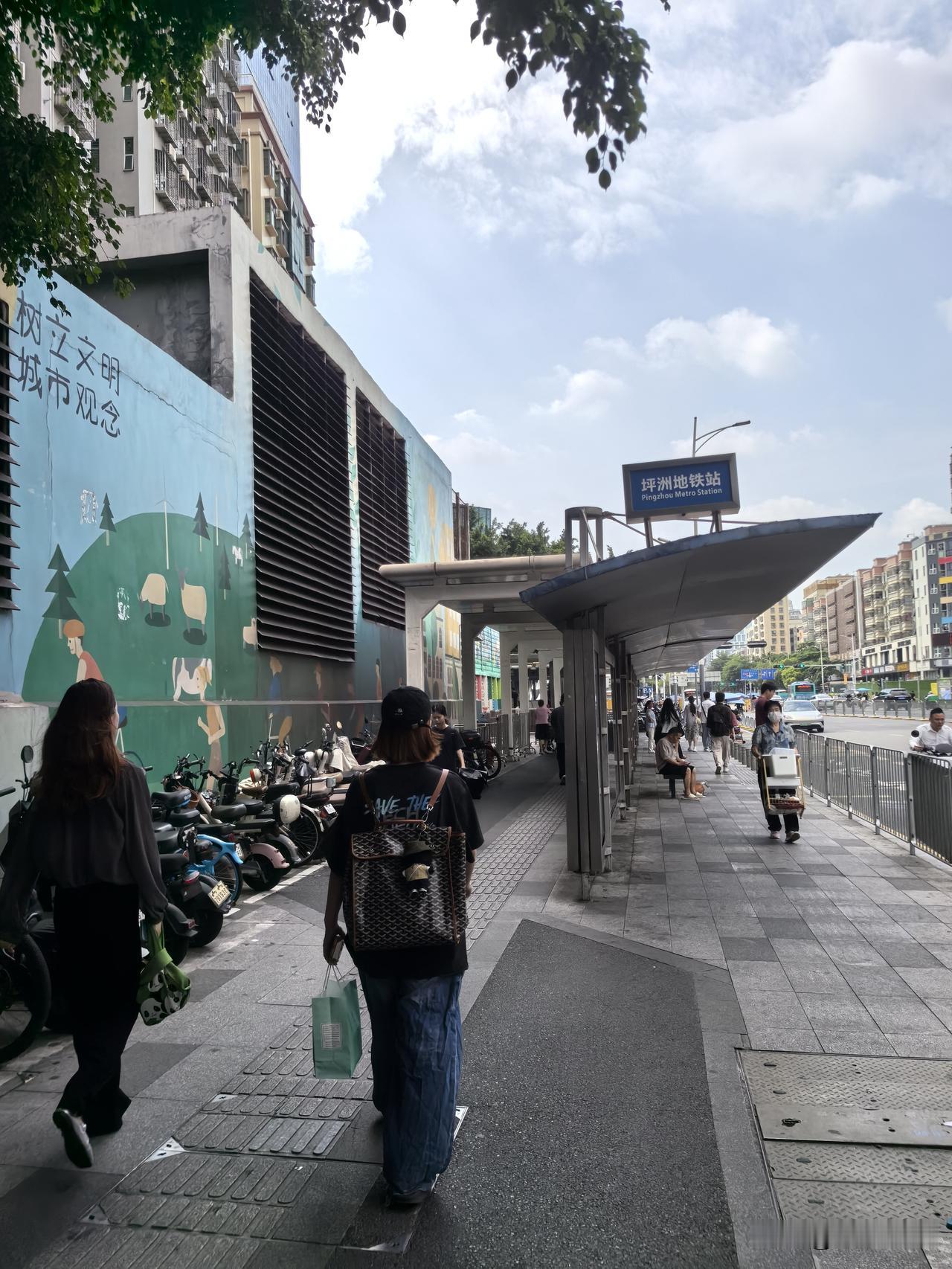 深圳地铁人性化的又一表现，站外出站口配套建设一条长廊，直接与出站口相连，可以遮阳