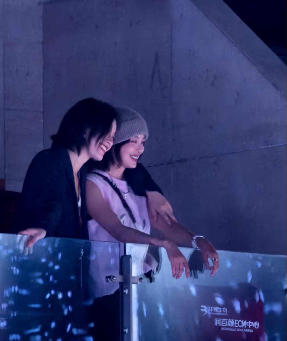 9月5日，李宇春北京演唱会上，倪妮和辛芷蕾在2楼包厢操作好奇葩，一个室内戴墨镜跳