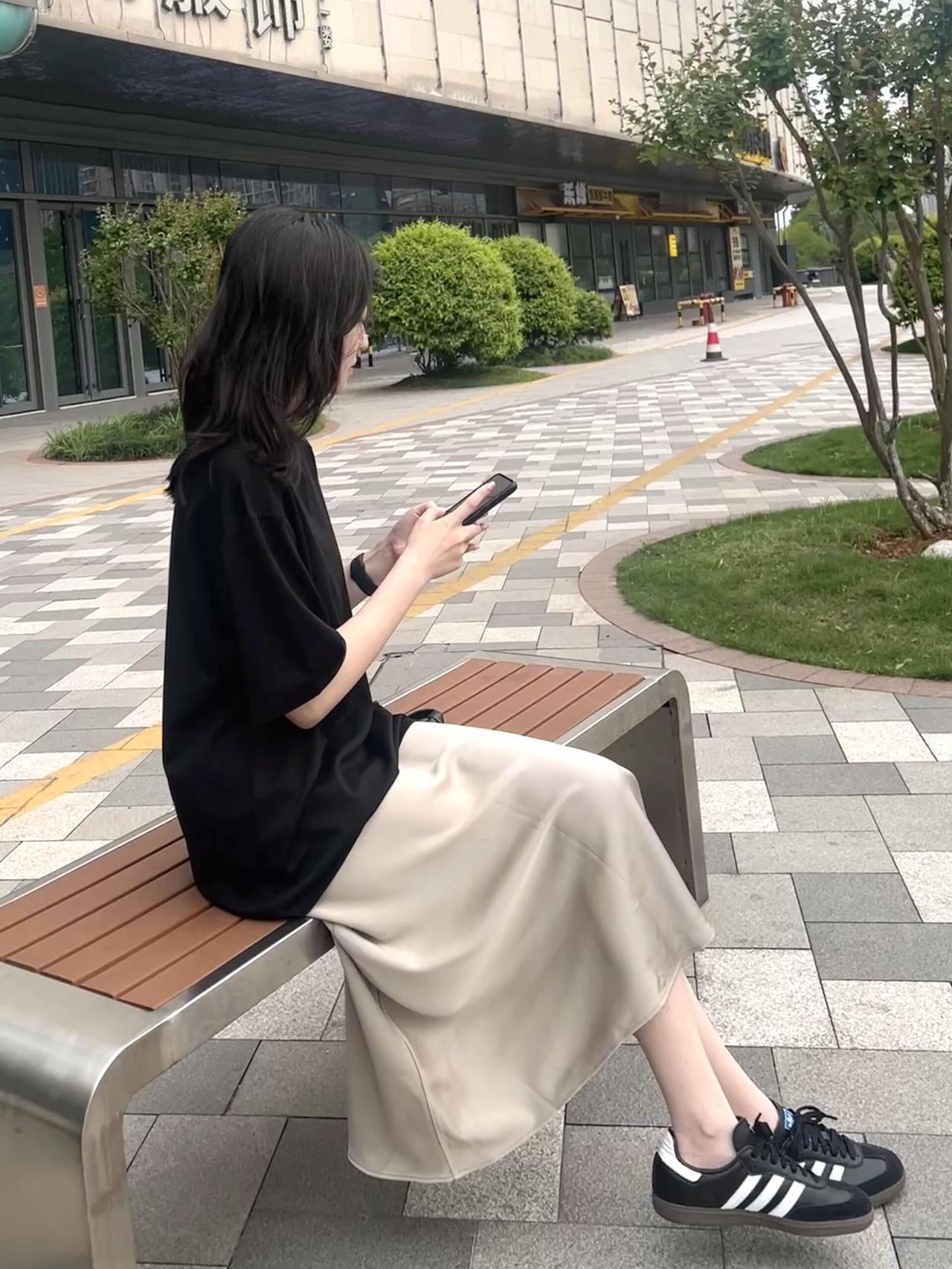宽松T恤配缎面裙，慵懒又气质！简约黑调宽松T恤随性松弛，不挑身材还自带显瘦滤镜