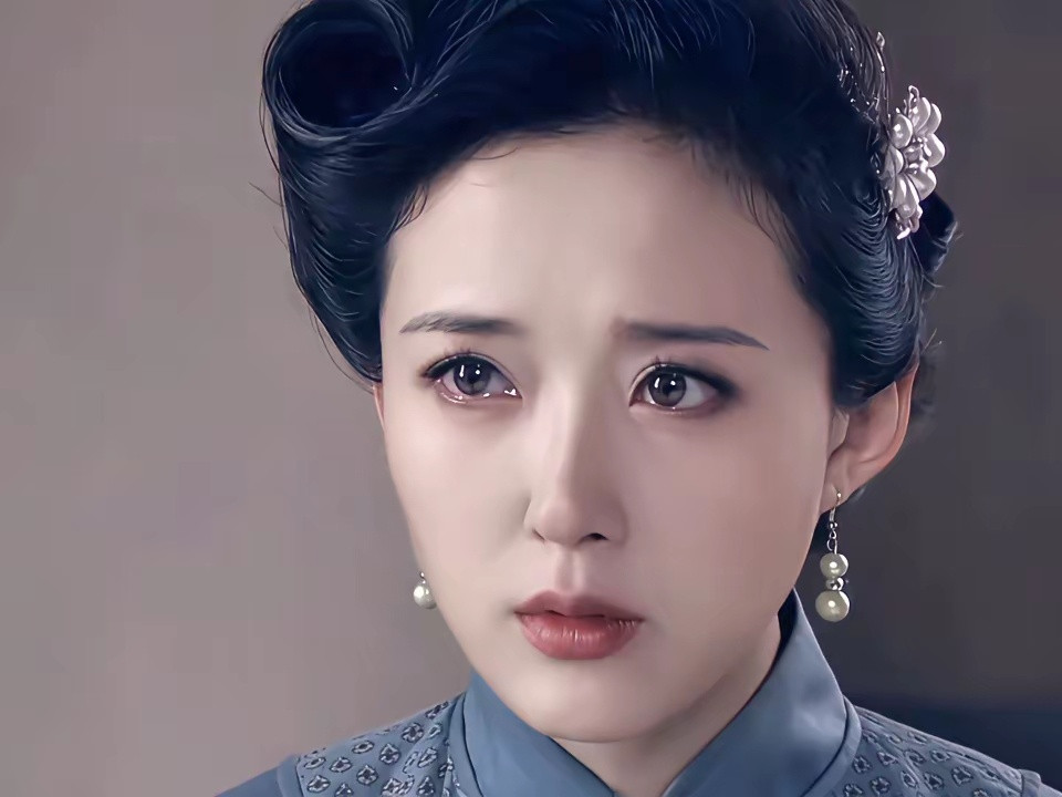 我天，这是怎样的颜值，这么朴素的衣服也挡不住这盛世美颜，颜丹晨可是和刘亦菲竞争过