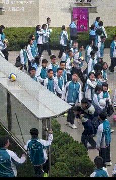 近日，山东菏泽，大课间活动时一男生抛排球，不料，排球不偏不倚，正好落在了公告栏的