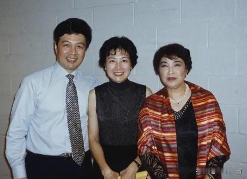 彼年，一张老照片定格了三位电影明星的珍贵同框。右边是“吴琼花”祝希娟，神采奕奕；