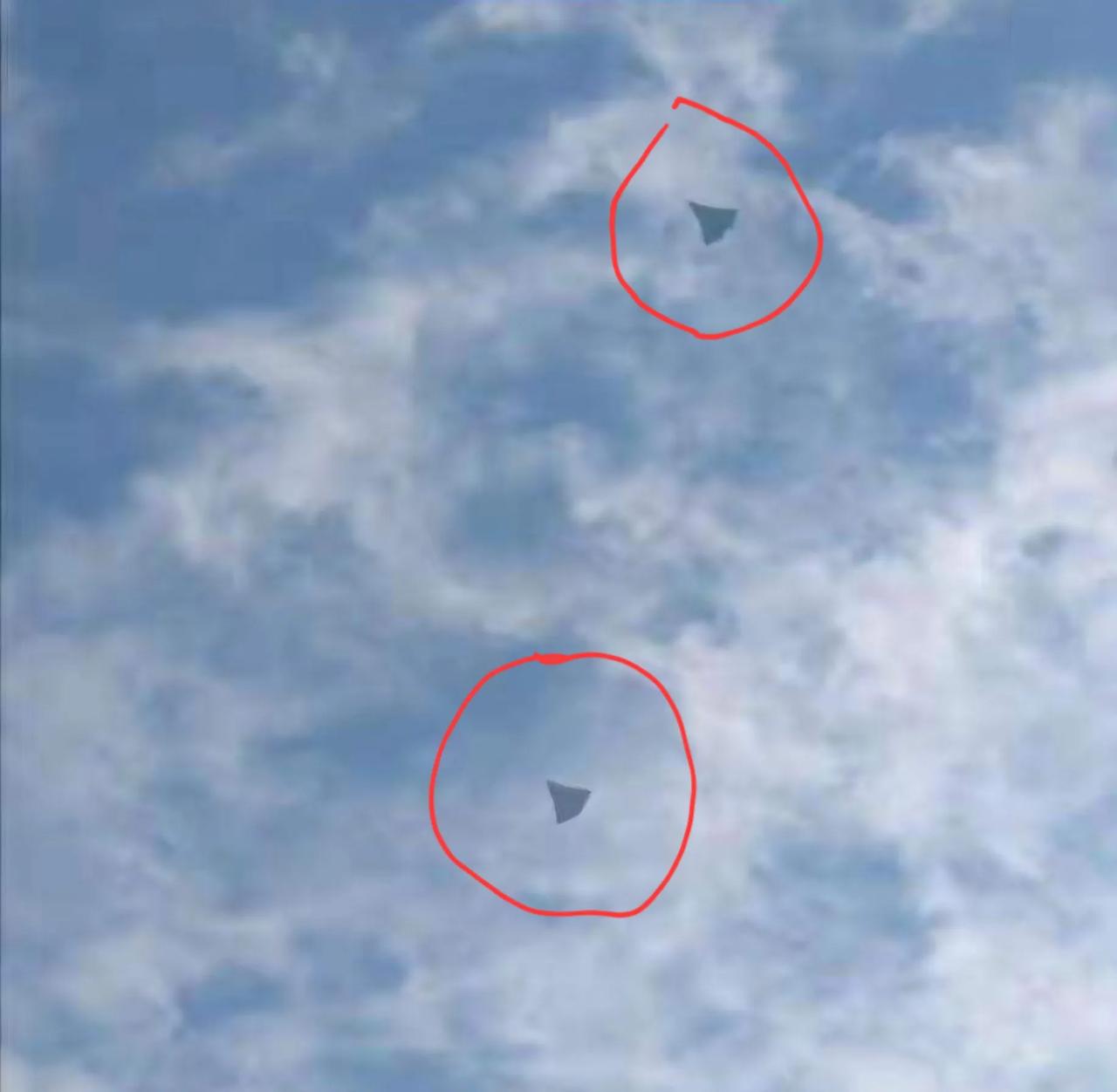 歼-36完成双机编队飞行，入列指日可待，而美F-47还在计划2028年首飞，落后