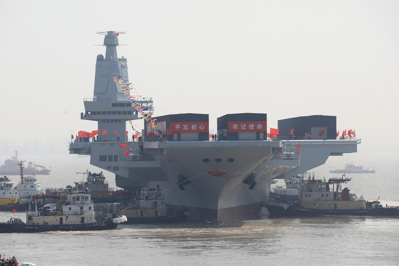 现在中国能自己制造出航母用特种钢吗？说实话吧，确实不能，中国航母吨位受限的最大原