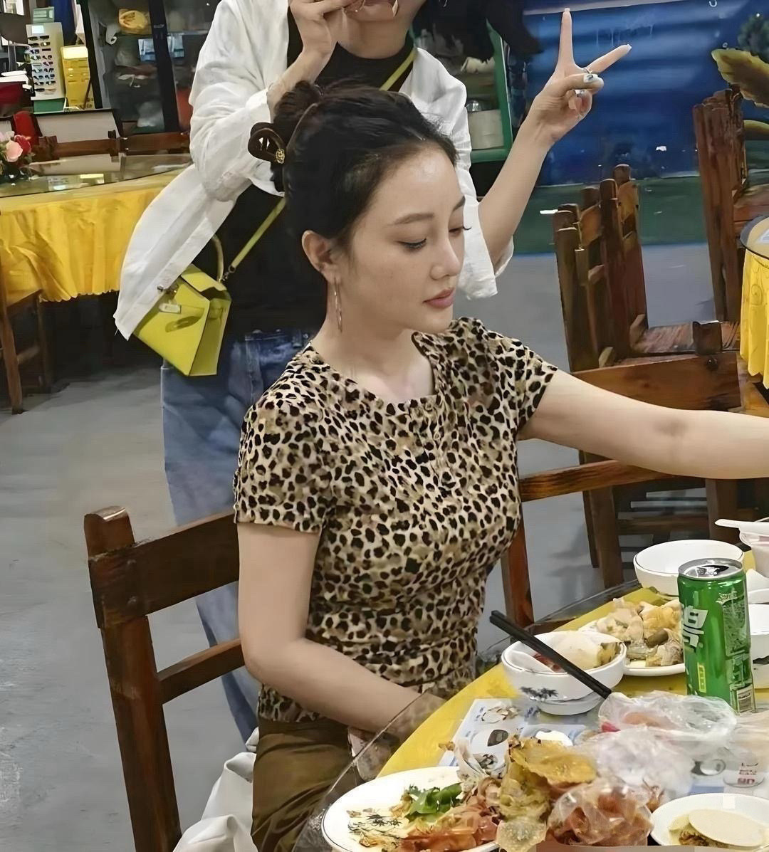 三亚饭店偶遇李小璐