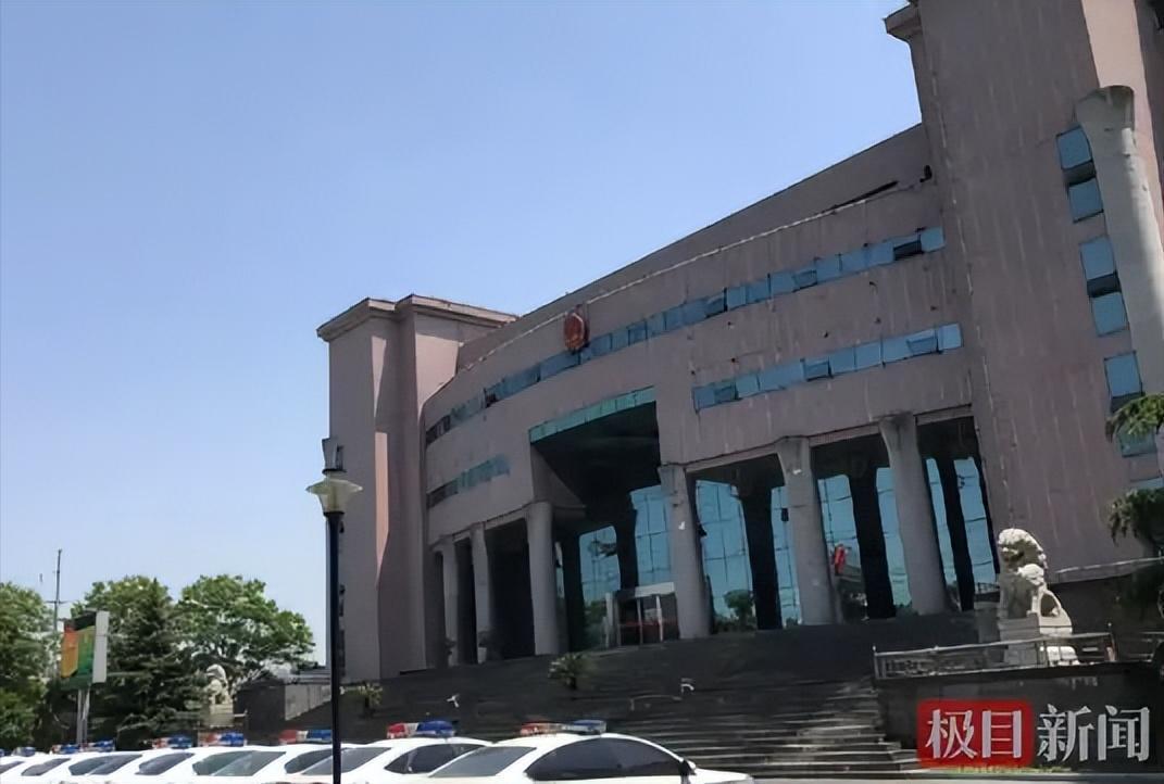 湖北鄂州，一名员工在工伤后，选择提前返回岗位发光发热，并要求同时拿劳动工资和停工