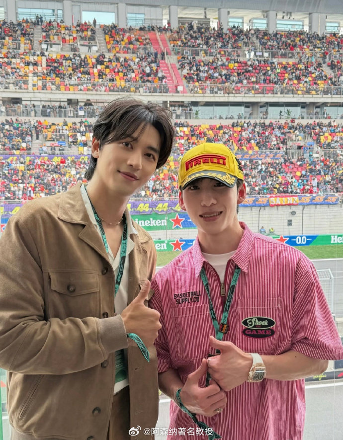 许魏洲林孝埈F1同框F1中国大奖赛许魏洲＆林孝埈F1同框了，粉红色林孝埈的运