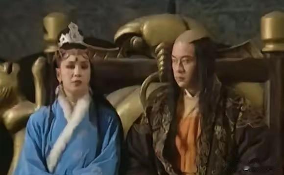 1048年正月，西夏太子宁令哥来到父亲李元昊的寝宫之外，未曾想竟听到屋内传来不堪