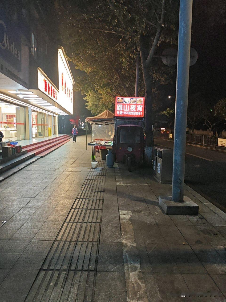 这种路边摊的味道基本不会让你失望蛋炒饭，烤几个串，再来一瓶啤的美妙！