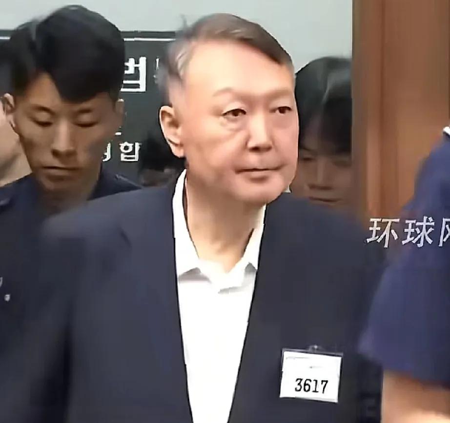 尹锡悦将申请狱外保释！时隔两个半月再次露面的尹锡悦，其状态着实吓人一跳，两鬓斑