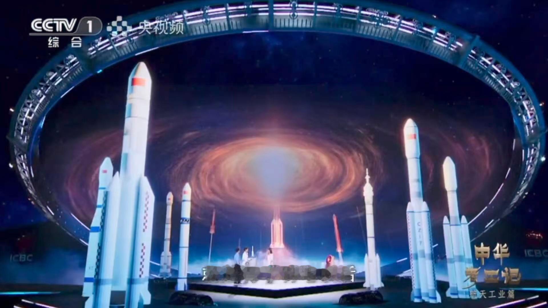 看个电视被高圆圆的知识储备惊到了！她能随手拿起带羽毛的箭，类比火箭尾翼，解释它们