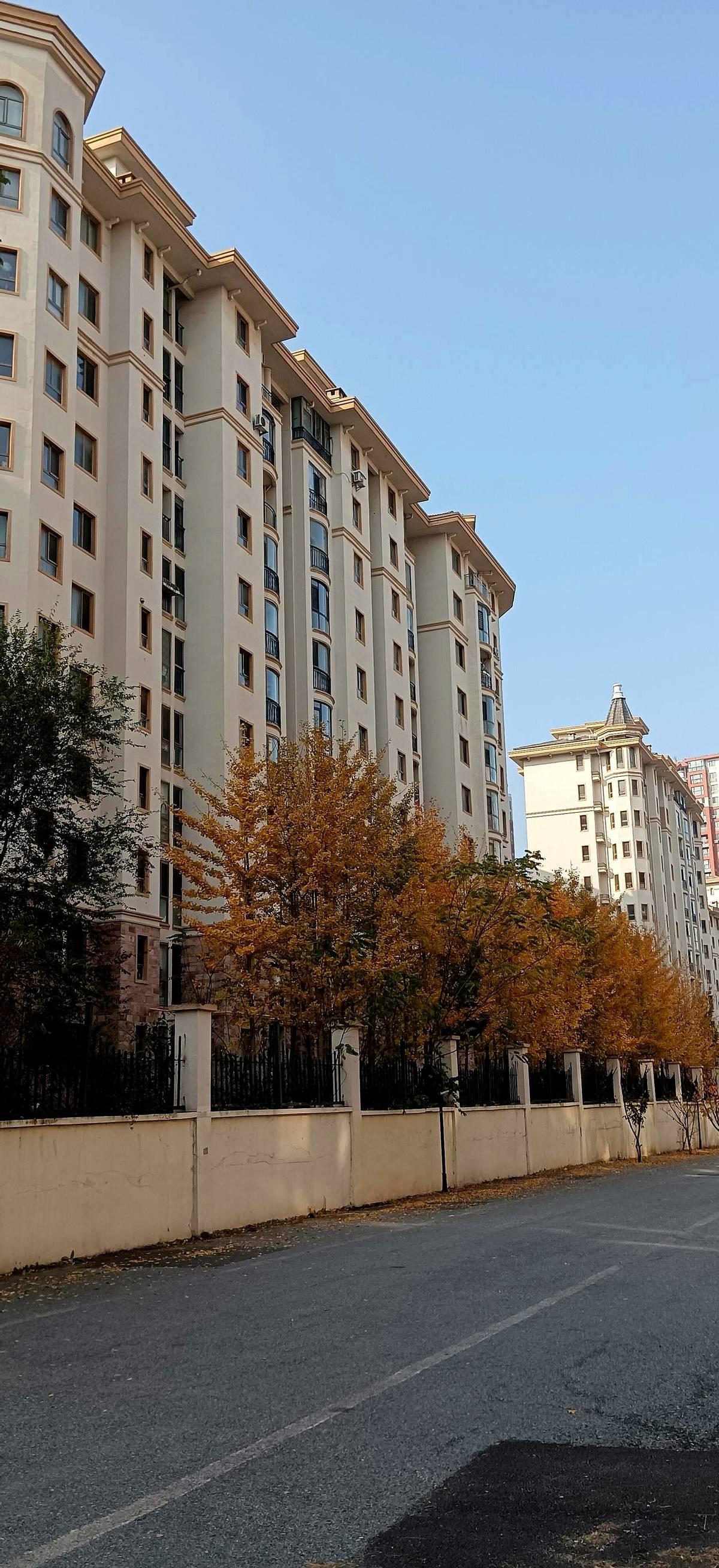 北京郊区的房子买的时候八十平二百多万，现在卖五六十万。房主一气之下不卖了，结果