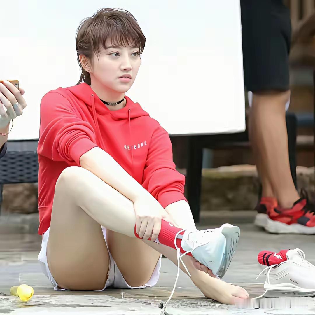 运动后放松时刻，穿红色卫衣，享受宁静时光。