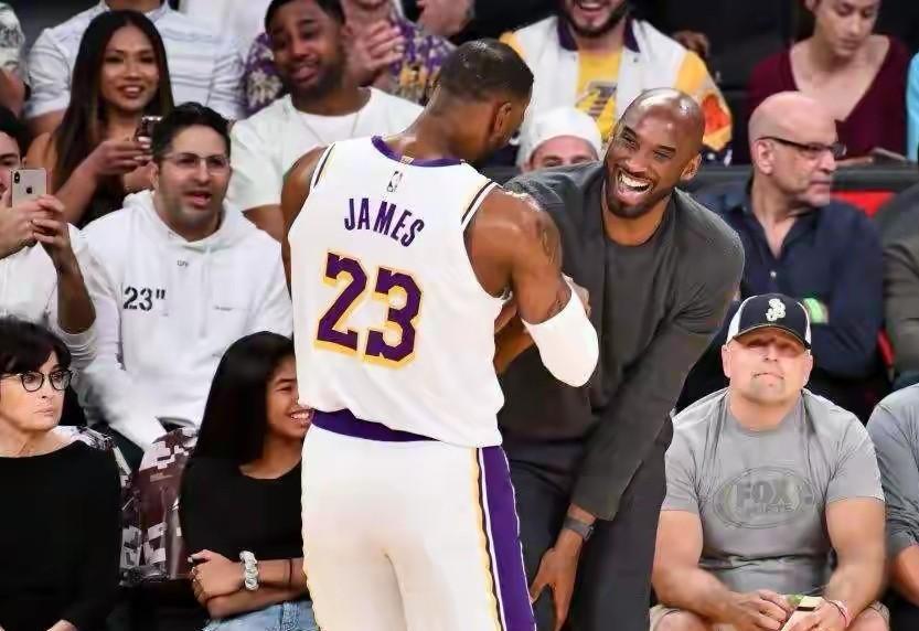 在NBA中，不少球星曾公开表达过詹姆斯强于科比的观点，以下是球员夸夸奖！科比