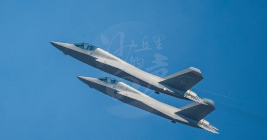 舰载版歼-35量产机来了！垂尾上有新版飞鲨涂装，机身喷上“中国海军”空军版歼