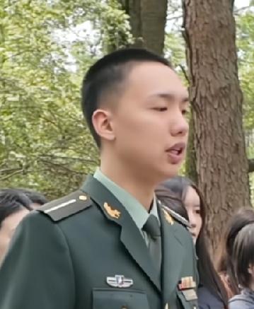 第一次到朝鲜祭祀伯祖父，又恰逢快到中秋节，带去了祖国家乡月饼，在烈士铜像前祭酒，