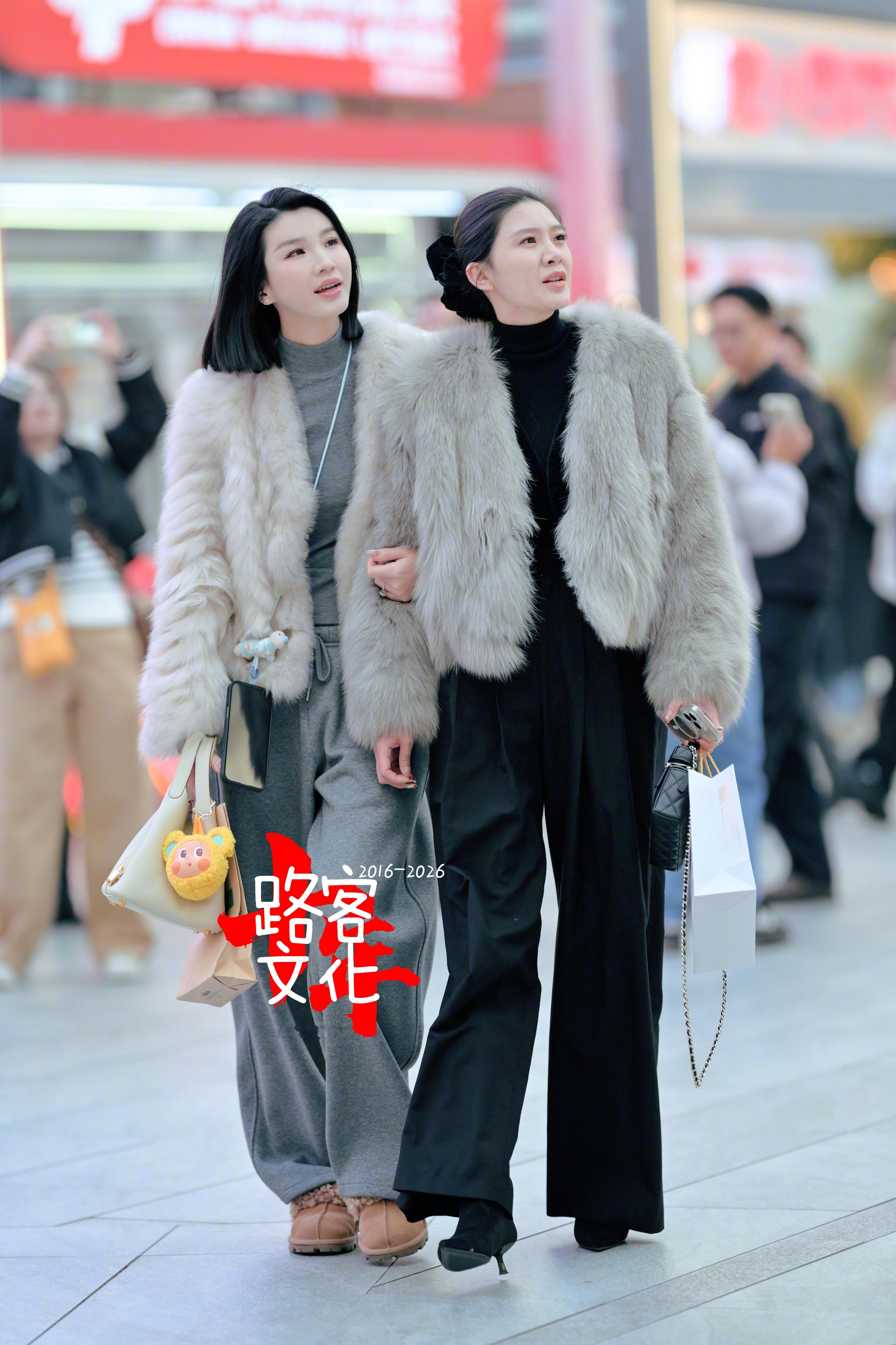 看什么呢？好认真的感觉